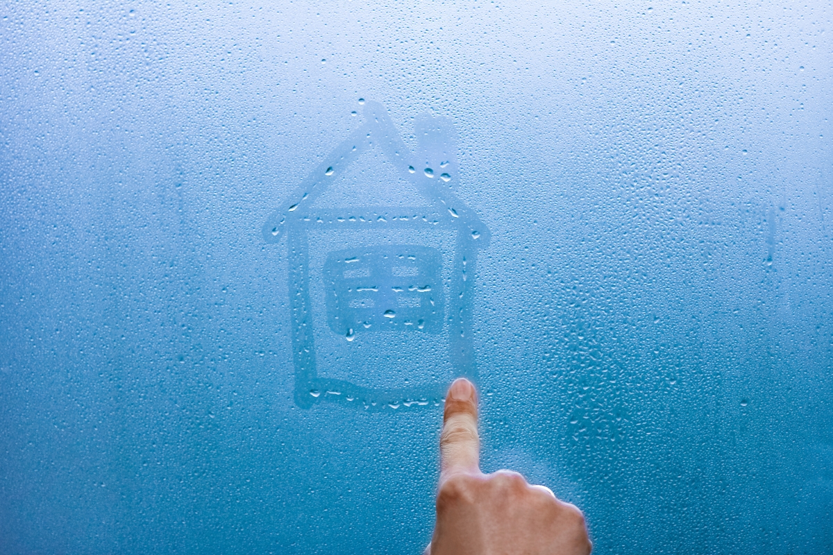 Image of a window with humidity and condensation